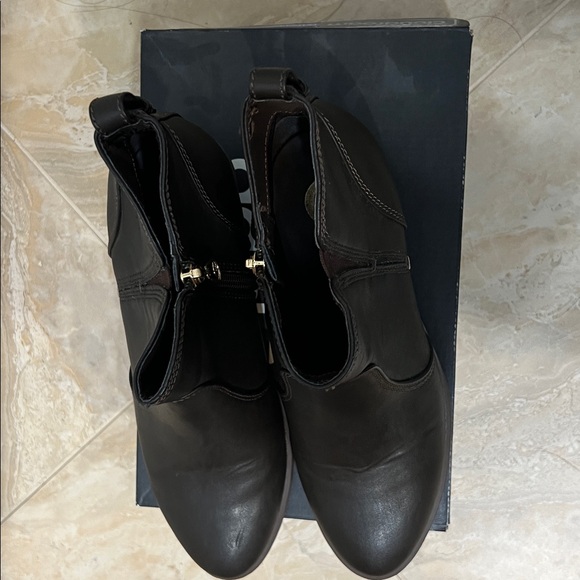 G by Guess Elegant Brown Ankle Boots - Picture 2 of 4